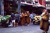 Ranní obdarovávání mnichů potravinami, Bangkok