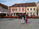 Děda a Johanka před Pálffy Éttere, Győr